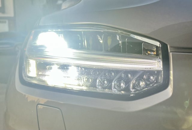 XC90 Headlight.jpg