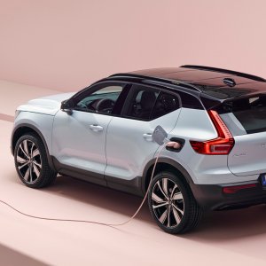 2020-volvo-xc40-recharge-19.jpg